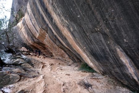 Převis při sestupu do kaňonu v NM Natural Bridges